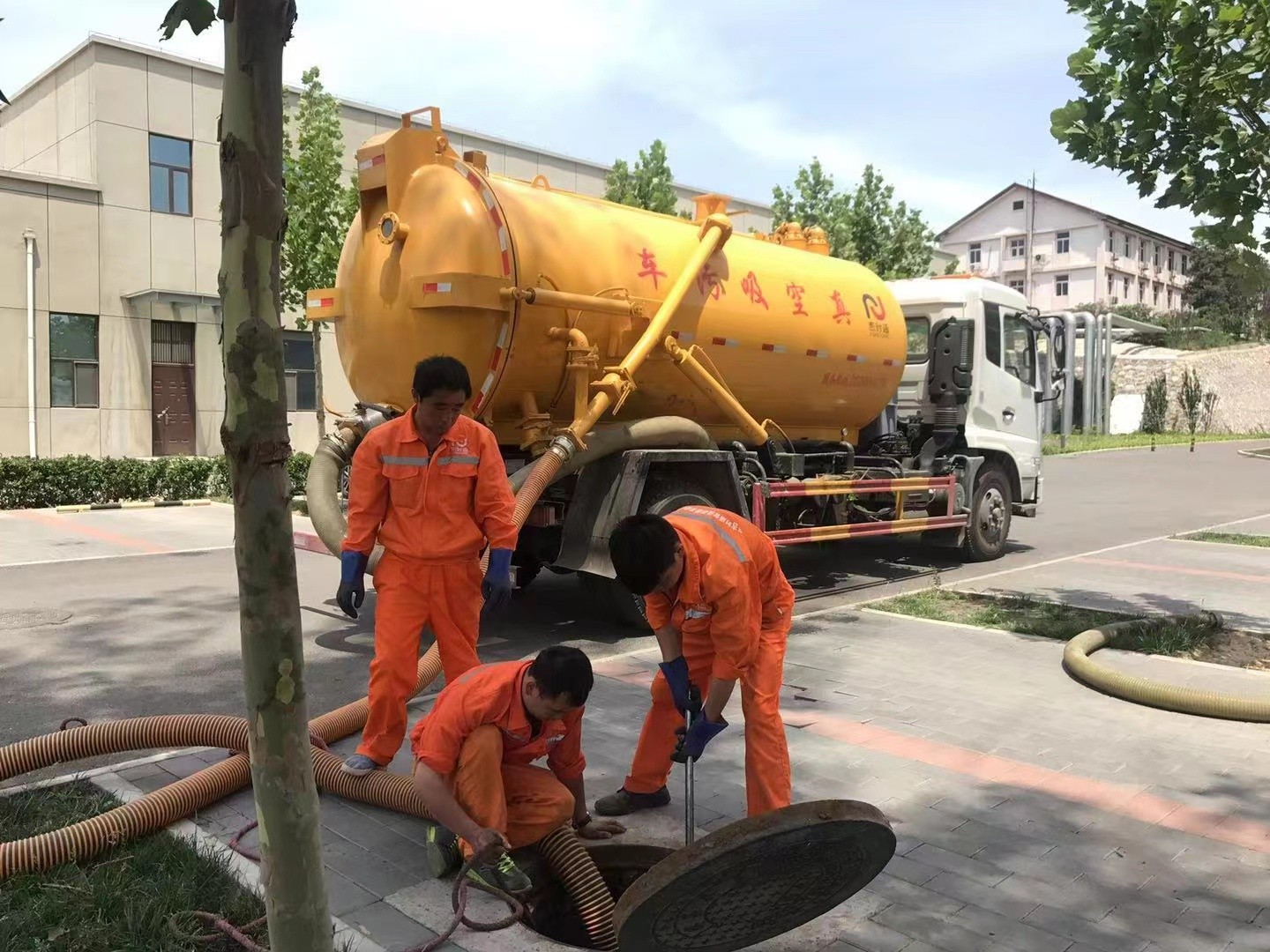 怀安管道疏通车停在窨井附近