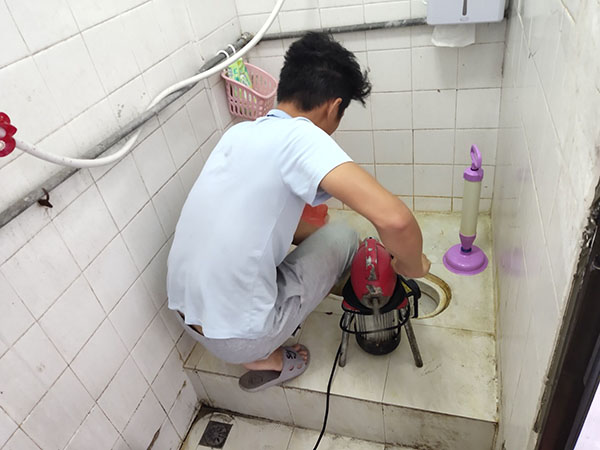 怀安管道堵塞冒臭气 专业师傅现场解决问题