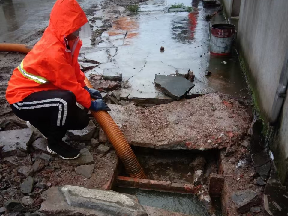 怀安专业清理污水池 炜誉市政以规范流程守护城市 “肠道”